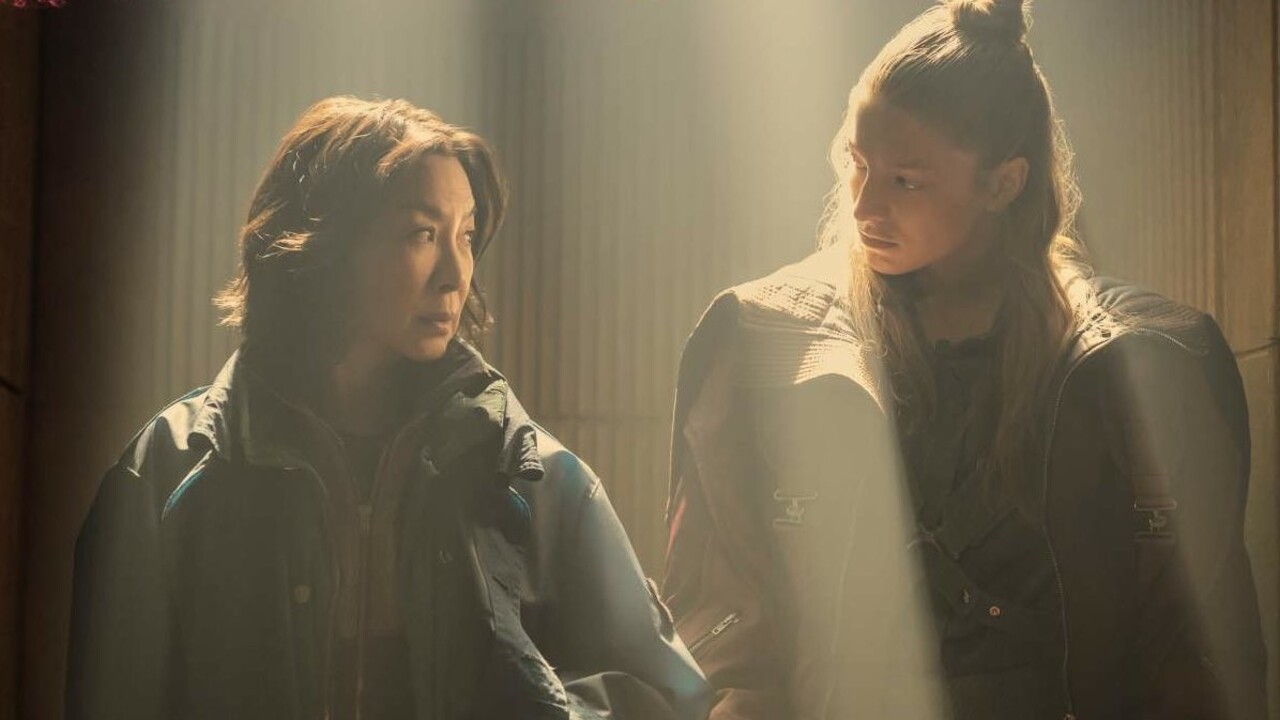 Durante a jornada, ela acaba unindo forças com Olwen, personagem de Michelle Yeoh, uma replicante que tem apenas alguns dias de vida útil restantes.  As duas personagens partem em busca de uma fugitiva que esconde uma verdade capaz de desestabilizar a frágil cidade em que vivem.
