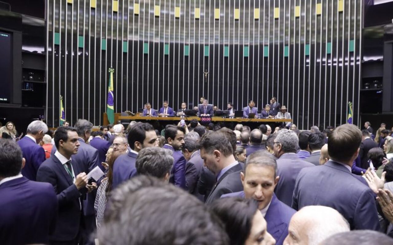 A Câmara dos Deputados é formada por 513 parlamentares, eleitos para mandato de quatro anos por meio do sistema proporcional. Cada estado e o Distrito Federal possuem uma quantidade de cadeiras definida de acordo com a população, respeitando o mínimo de oito e o máximo de 70 deputados, segundo determina a Constituição Federal. O eleitor vota em um candidato ou na legenda de um partido, e a distribuição das vagas considera o desempenho das siglas nas eleições.
