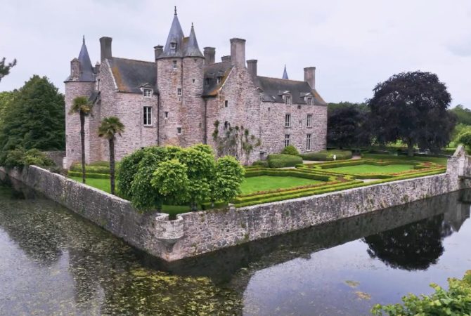 Não é conto de fadas! Castelo medieval do século 12 ainda serve de lar para família no norte da França