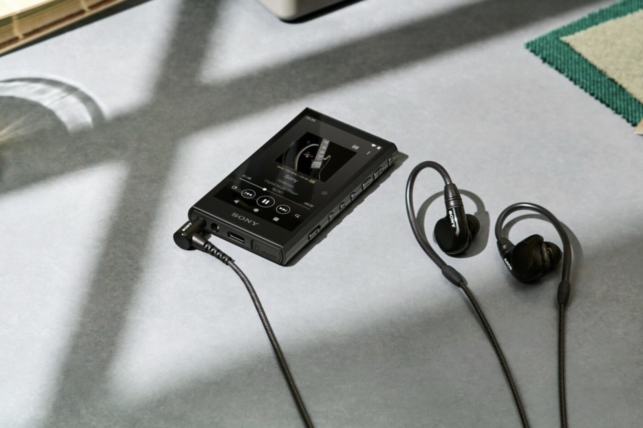 O retorno, no entanto, não acontece apenas por nostalgia. A nova geração de toca-fitas combina o visual clássico com tecnologias atuais, como conexão Bluetooth, entrada USB-C, baterias recarregáveis e até recursos para converter fitas cassete em arquivos digitais. 