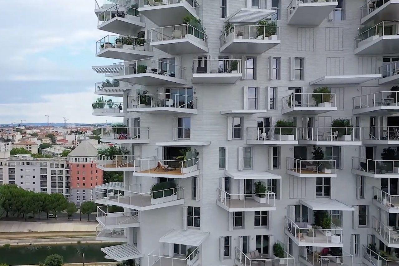 O projeto também reforça a convivência entre os moradores e oferece novas possibilidades de lazer ao ar livre sem sair de casa. Além do impacto visual, a torre se tornou referência internacional por mostrar como soluções arquitetônicas podem unir estética, funcionalidade e engenharia avançada.