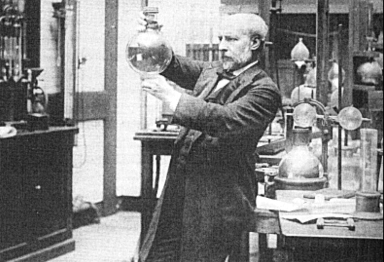 A origem da garrafa térmica remonta a 1892, quando o físico escocês Sir James Dewar desenvolveu um recipiente de parede dupla para armazenar gases liquefeitos durante experimentos científicos. Conhecido como frasco de Dewar, o equipamento inspirou a criação da versão doméstica alguns anos depois, adaptada para conservar bebidas e alimentos. Desde então, a tecnologia passou por diversas melhorias, mas o princípio de funcionamento permanece praticamente o mesmo.