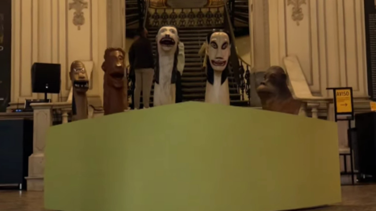 O acervo pertence ao Museu do Ingá, de Niterói, e inclui pinturas, esculturas, gravuras e objetos produzidos entre os séculos 19 e 20. A curadoria, assinada por Marcus Lontra e Rafael Peixoto, dividiu a mostra em seis núcleos temáticos, que abordam questões como religião, identidade, pertencimento e as transformações da paisagem brasileira, além de manifestações da arte popular. 
