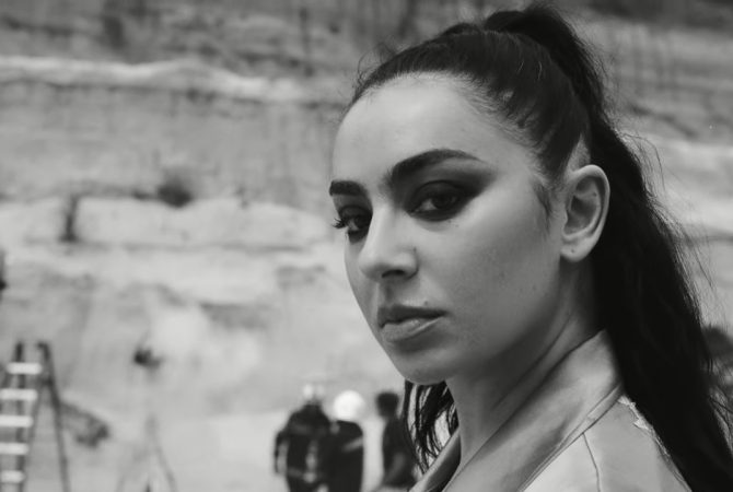 Charli xcx lança clipe de “Camera” com Vincent Cassel