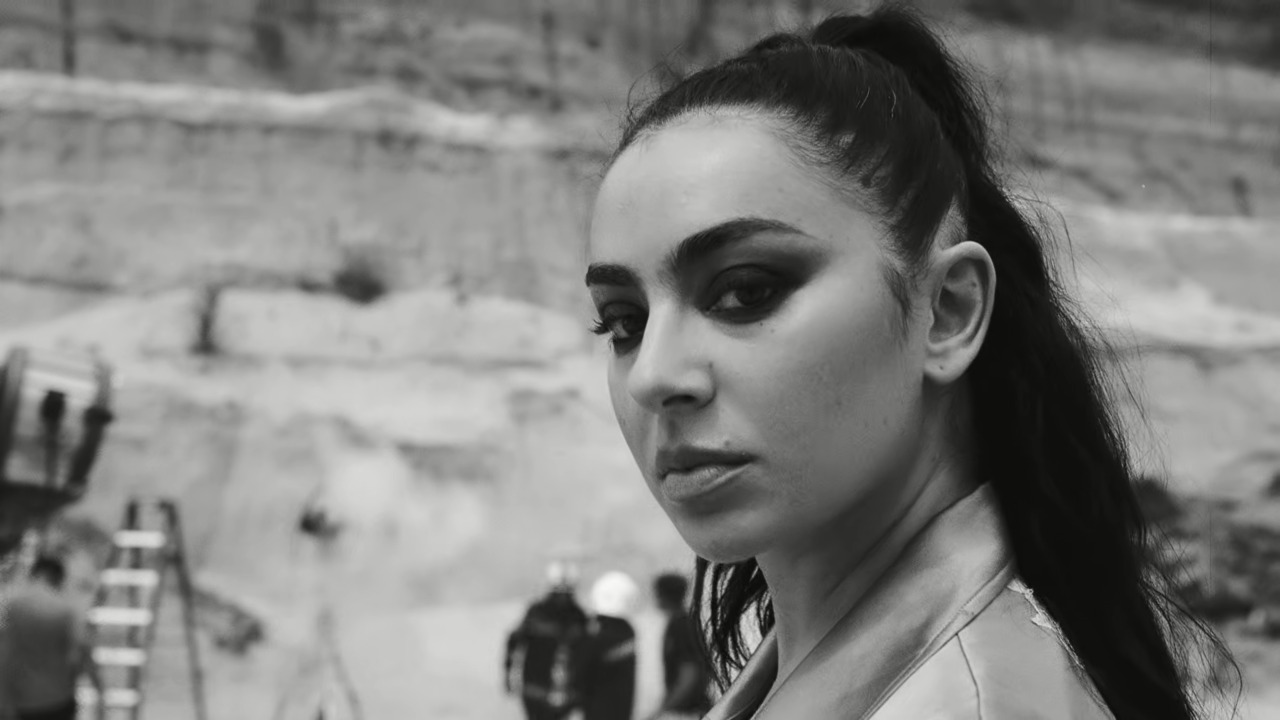 Charli xcx lançou no dia 21 de julho de 2026 o clipe de 'Camera', quarto single do álbum 'Music, Fashion, Film'. O vídeo, em preto e branco, tem a participação especial do ator francês Vincent Cassel. Dirigido por Aidan Zamiri, colaborador frequente da cantora, o clipe foi gravado em plano-sequência único, sem cortes, e reconstitui os bastidores de um set de filmagem no deserto.
 -  (crédito: Reprodução Youtube)