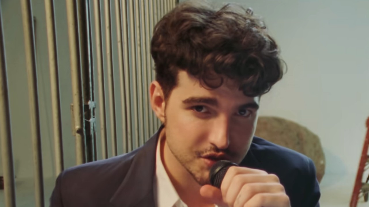 Logo com seu primeiro álbum, “Lobos”, o single 