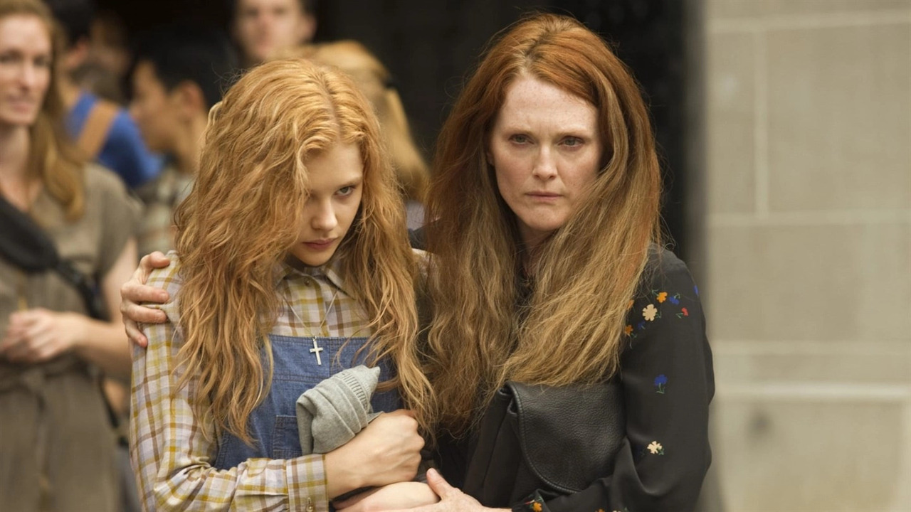 O remake de 2013 teve o roteiro assinado por Lawrence D. Cohen, que também foi responsável pelo roteiro do filme de 1976, em parceria com Roberto Aguirre-Sacasa. Chloë Grace Moretz interpretou Carrie White, enquanto Julianne Moore deu vida a Margaret White, além de Judy Greer, Portia Doubleday, Gabriella Wilde e Ansel Elgort no elenco de apoio. 
