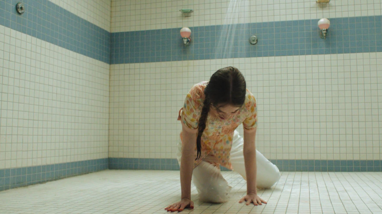 A trama acompanha Carrie White, interpretada por Summer Howell, uma adolescente isolada que vive sob os cuidados de sua mãe extremamente religiosa e superprotetora chamada Margaret White, interpretada por Samantha Sloyan. Após a morte repentina do pai, Carrie precisa lidar com o ambiente hostil de uma escola, um escândalo de bullying e a descoberta de poderes telecinéticos.
