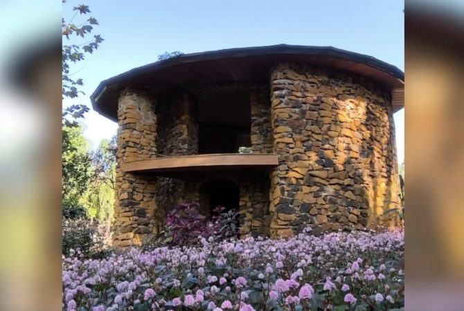 Inspirada em castelos medievais, construção de pedra feita à mão por pai e filho vira atração no interior de Santa Catarina
