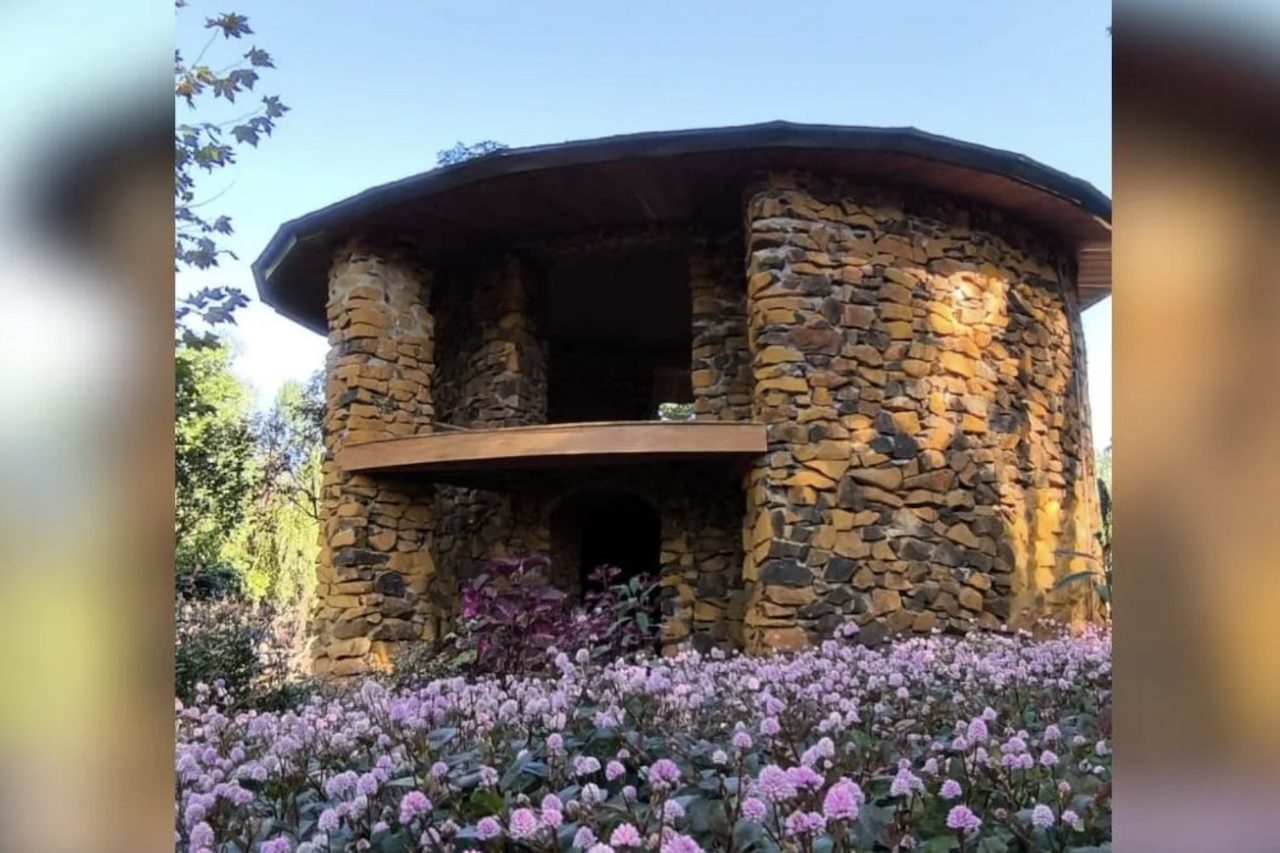 Casa de pedra parece um castelo medieval e foi erguida sem experiência em construção – Arquivo Pessoal/Divulgação