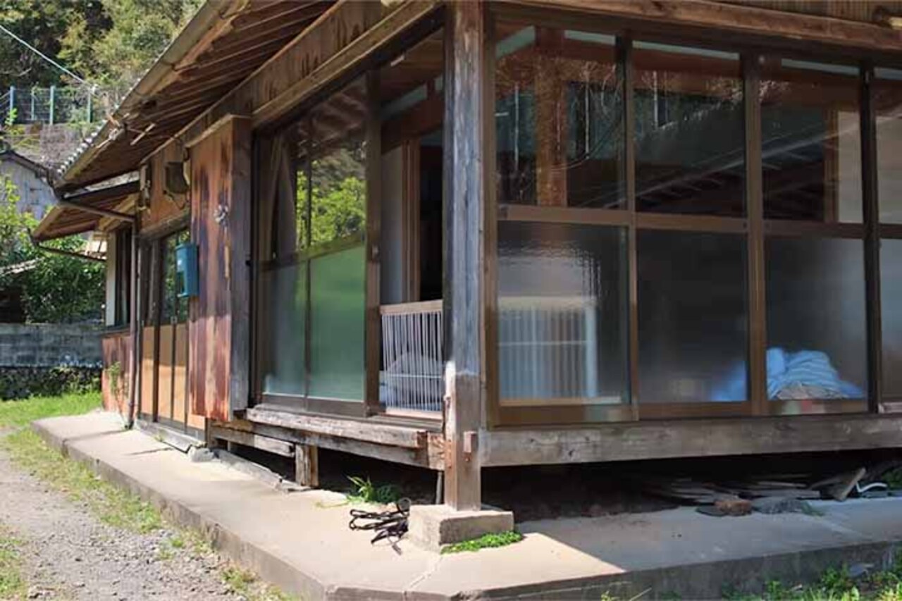Destaca-se também, sobre o esvaziamento desigual que ocorre no território japonês. Enquanto Tóquio e poucas outras metrópoles continuam atraindo moradores, muitas regiões do interior enfrentam um despovoamento acelerado, com jovens migrando em busca de trabalho, estudo e serviços. O resultado são bairros e vilarejos ocupados majoritariamente por idosos, com escolas fechadas e comércio reduzido.
