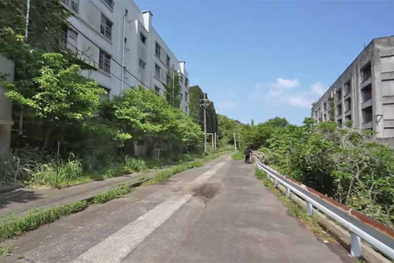 A taxa de natalidade do Japão tem oscilado em torno de 1,3 filho por mulher há anos. Para  manter a população estável, porém, o número ideal seria 2,1 de filhos por mulher. Além disso, em 2024, 29% da população japonesa tinha mais de 65 anos, segundo dados oficiais. Assim, o número de mortes em 2023 foi de 1,58 milhão, enquanto nasceram 730 mil japoneses. Até 1º de janeiro de 2024, a população do Japão era de 124,9 milhões.

