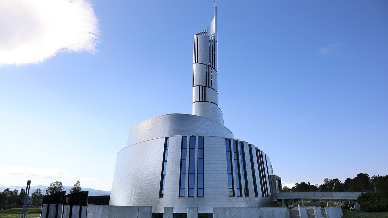 A Catedral da Aurora Boreal surgiu de um concurso de arquitetura lançado em 2001 e foi um projeto dos escritórios LINK Arkitektur, da Noruega, e Schmidt Hammer Lassen, da Dinamarca. O projeto venceu justamente por representar, em concreto e titânio, o movimento das luzes que dão nome à igreja. 
