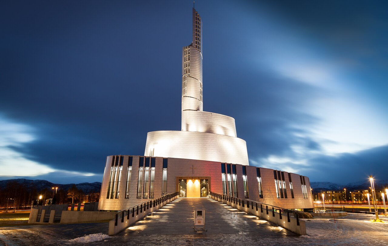 Outro destino muito buscado é a Catedral da Aurora Boreal, também conhecida como Nordlyskatedralen, localizada na cidade de Alta, no norte da Noruega. A igreja tem formato circular com uma torre em espiral, projeto que representa visualmente o movimento das luzes no céu ártico.
