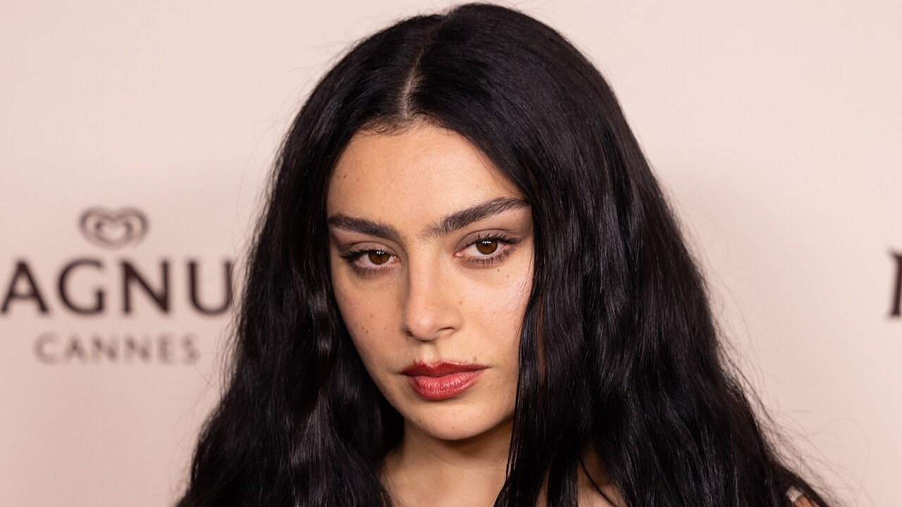 Charli xcx é uma cantora e compositora britânica que ficou famosa no início dos anos 2010 depois de colaborações como 