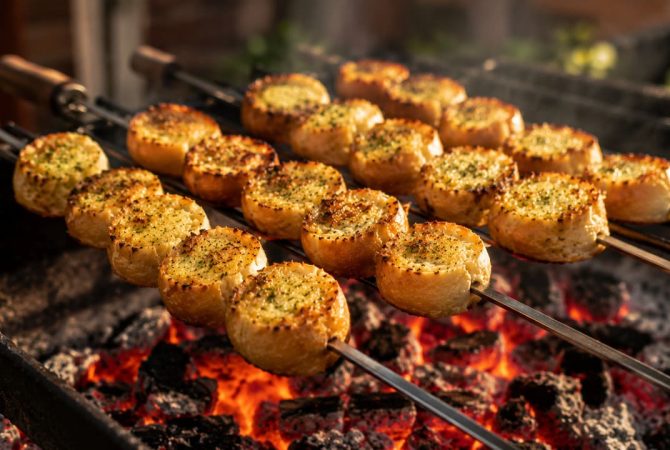 Pão de alho: história e curiosidades de um dos maiores sucessos do churrasco brasileiro