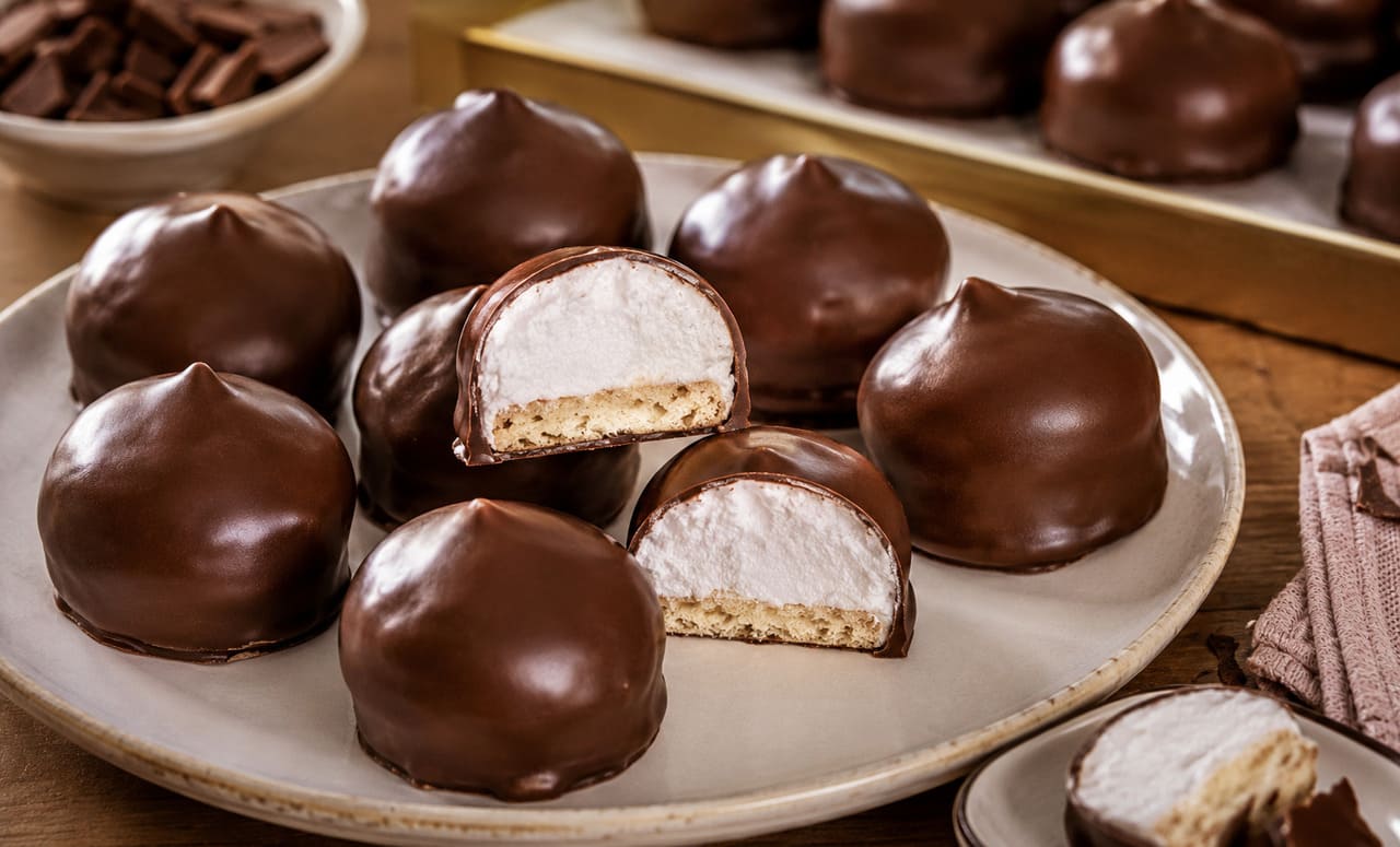 O doce continua conquistando gerações.  Mesmo após décadas de sucesso, a nhá-benta permanece entre os doces mais tradicionais das confeitarias brasileiras. Sua combinação de simplicidade, sabor e textura faz com que continue agradando crianças e adultos.