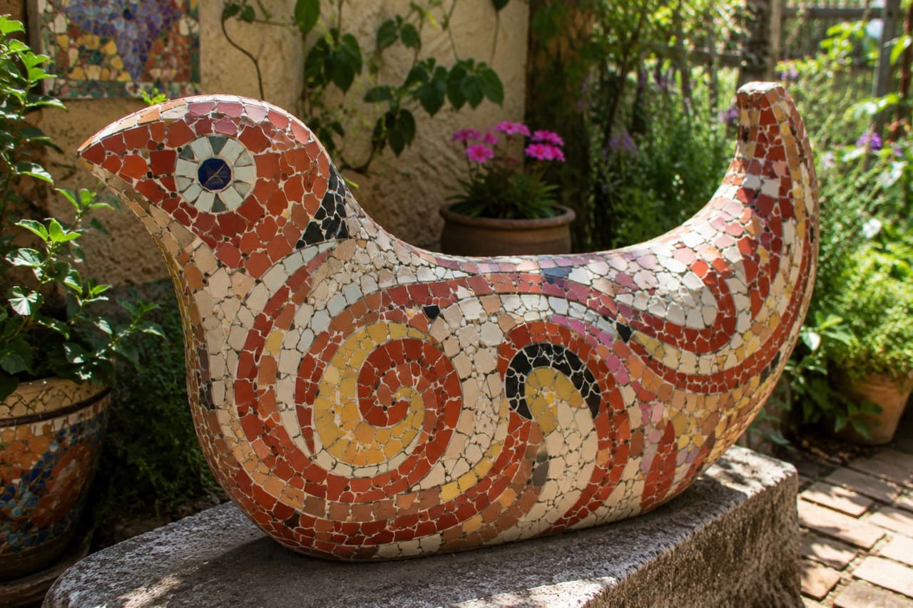 Com o tempo, a técnica também passou a revestir obras de arte. A variedade de cores, formatos e combinações permite criar projetos decorativos e artísticos bastante originais, como esculturas.