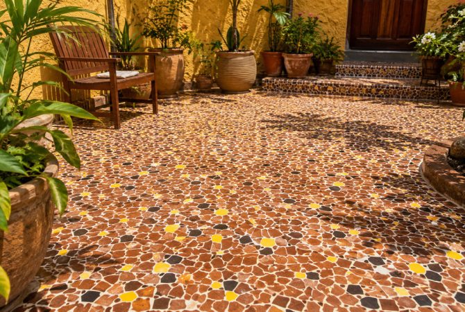 Havaianas resgata tradição dos caquinhos: piso de cerâmica inspira arte e decoração