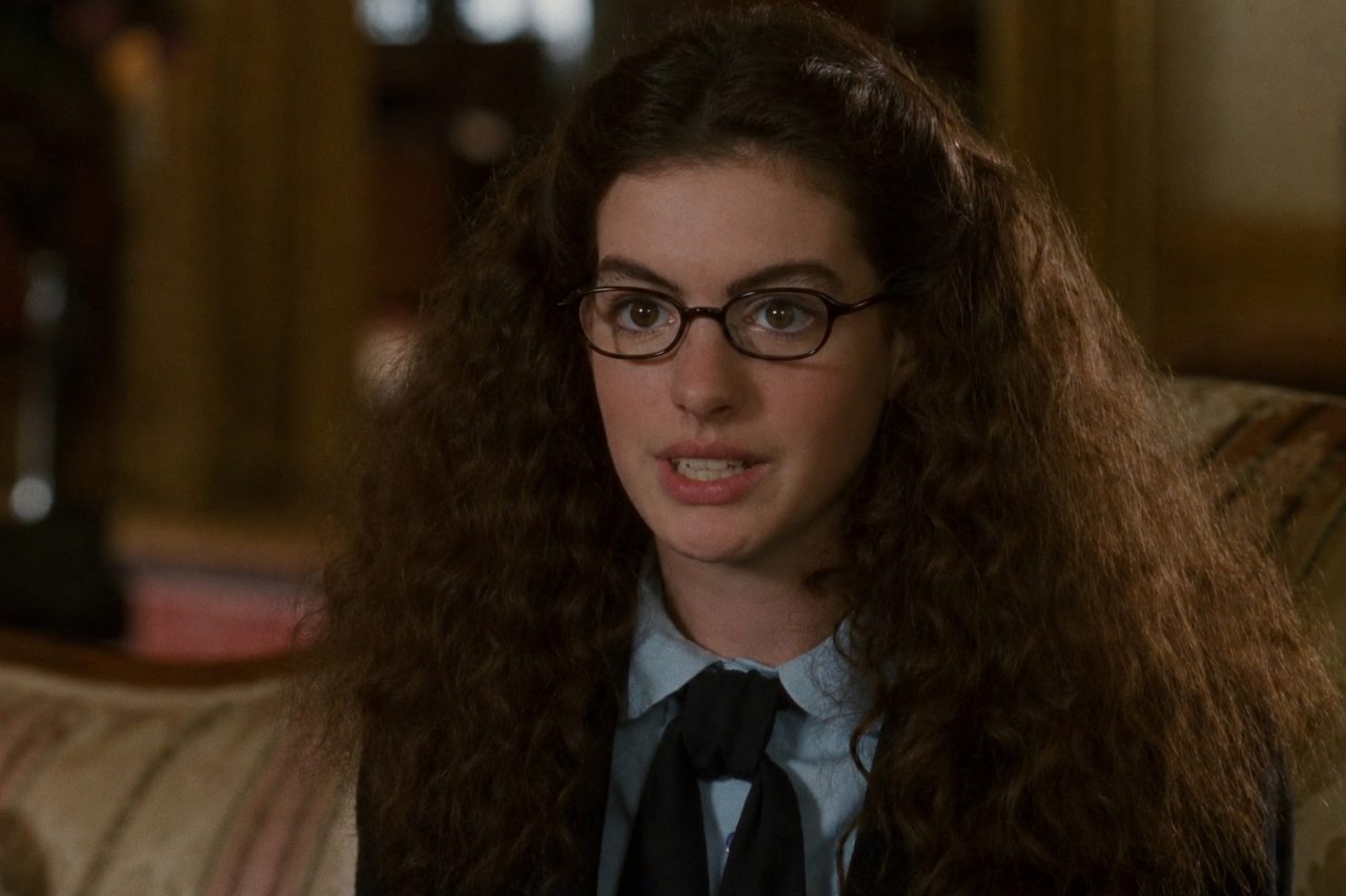 Em 2026, a atriz Anne Hathaway completa 25 anos desde o seu primeiro trabalho em uma produção de Hollywood. Sua trajetória começou em 2001 com o lançamento de 'O Diário da Princesa'. Duas décadas após despontar na indústria como uma jovem promessa, a artista alcançou grandes feitos, mas também experimentou o lado mais sombrio da exposição pública.  -  (crédito: Reprodução)