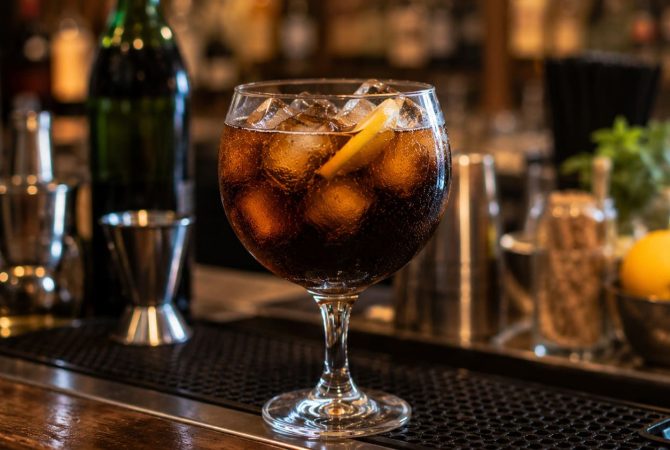 Fernet Cola: a mistura que transformou um licor italiano em paixão nacional na Argentina