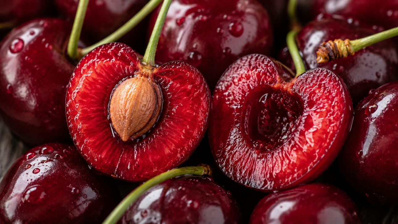 Nas ameixas, cerejas e pêssegos, a parte mais apreciada é justamente a polpa que envolve o caroço. Ela pode variar em textura, cor e sabor, mas a organização básica do fruto permanece semelhante entre essas espécies.