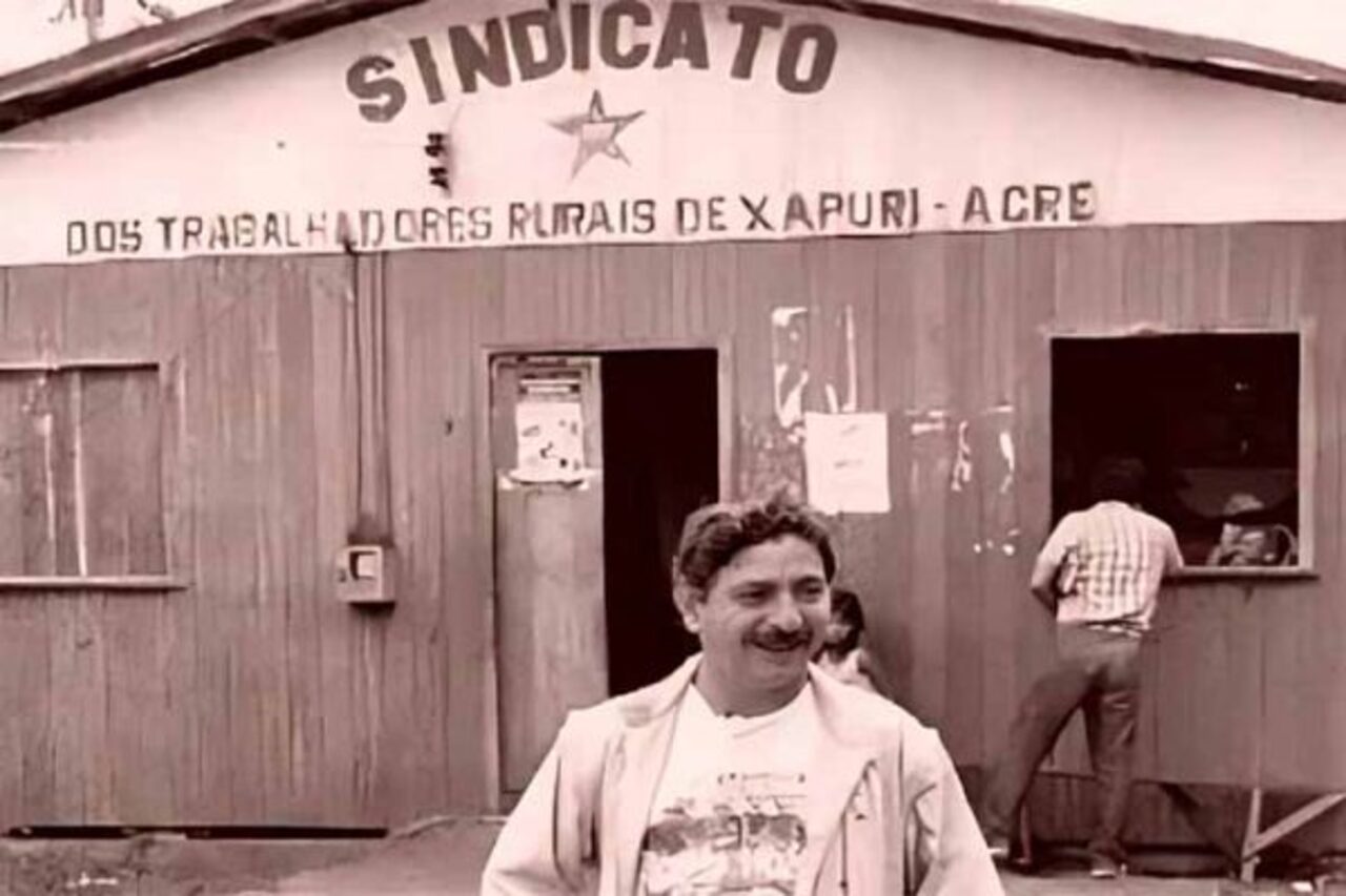Na década de 1970, Chico Mendes passou a liderar movimentos em defesa dos seringueiros diante do avanço do desmatamento provocado pela expansão da pecuária. Uma das principais estratégias adotadas foi o chamado 