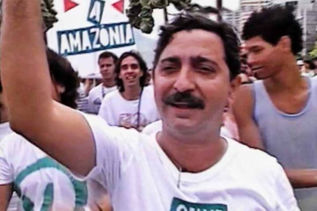 Além da atuação sindical, Chico Mendes tornou-se uma das principais vozes em favor de um modelo de desenvolvimento sustentável para a região. Sua proposta defendia que a floresta poderia gerar renda sem precisar ser destruída, por meio do extrativismo de produtos como borracha, castanha e outros recursos naturais. Essa visão ajudou a consolidar o conceito das reservas extrativistas, que mais tarde seriam incorporadas às políticas públicas brasileiras.
