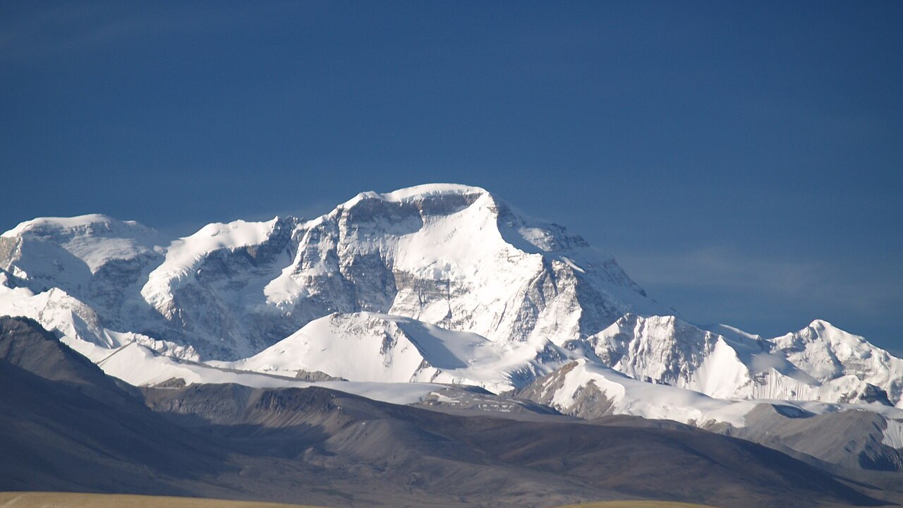 O Cho Oyu ocupa a sexta colocação, com 8.188 metros de altitude. Situado na fronteira entre o Nepal e o Tibete, próximo ao Everest, teve seu primeiro cume alcançado em 19 de outubro de 1954 pelos austríacos Herbert Tichy e Joseph Jöchler, acompanhados do sherpa Pasang Dawa Lama.

