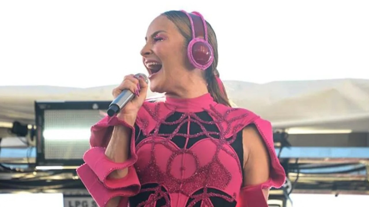 As vendas da edição especial foram abertas no site da Universal Music, e os 200 exemplares autografados pela cantora esgotaram em apenas uma hora. Além disso, Claudia se tornou, recentemente, a cantora baiana mais ouvida do Spotify, com 10 milhões de ouvintes mensais.
