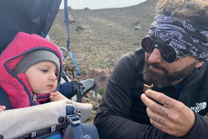 Família transforma trilhas em estilo de vida e leva filha de três meses de vida ao topo do Pico da Bandeira
