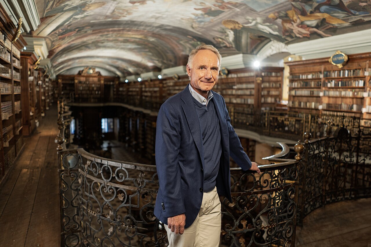 A saga literária de Robert Langdon é composta, até o momento, por seis romances de Dan Brown: 