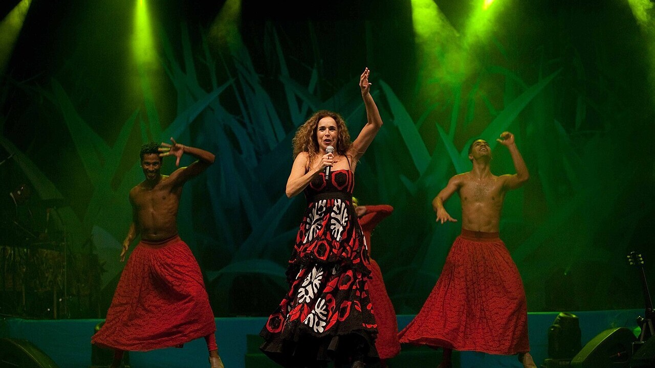 Ao longo dos anos 1990 e 2000, Daniela Mercury lançou discos que se tornaram referência da axé music. Em 1992, lançou 