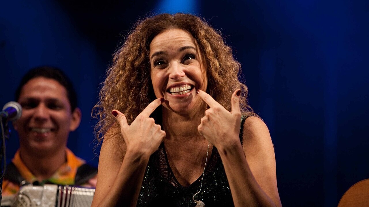 Daniela Mercury é uma das artistas mais importantes da música popular brasileira contemporânea. Nascida em Salvador, na Bahia, no dia 28 de julho de 1965, ela construiu uma carreira marcada pela fusão de ritmos afro-baianos com elementos do pop e é uma das principais cantoras de axé music no Brasil.
