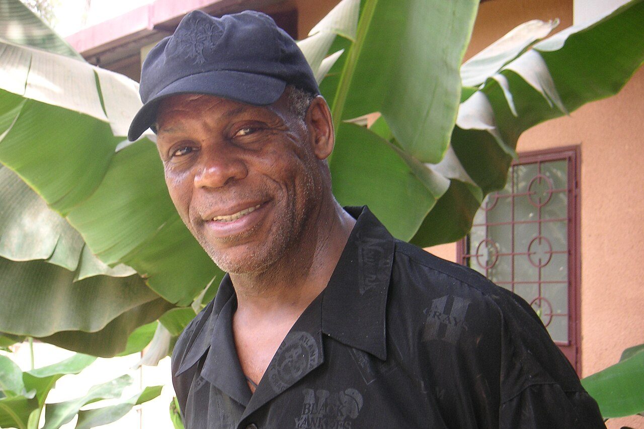 Danny Glover nasceu em 22 de julho de 1946, na cidade de San Francisco, e construiu uma carreira respeitada em Hollywood. Filho de ativistas dos direitos civis, ele cresceu em um ambiente marcado pelo compromisso com a justiça social e a igualdade. -  (crédito: Wikimedia Commons/Olivier Barlet)