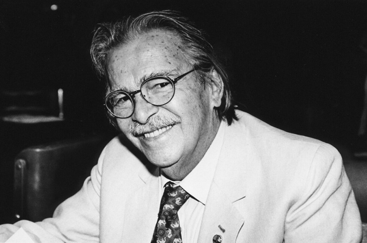 Darcy Ribeiro foi um dos mais influentes intelectuais brasileiros do século 20, destacando-se como antropólogo, educador, escritor e homem público. Nascido em 26 de outubro de 1922, em Montes Claros (MG), formou-se em antropologia pela Escola de Sociologia e Política de São Paulo. Desde o início da carreira, dedicou-se ao estudo dos povos indígenas, realizando expedições e pesquisas de campo que contribuíram para ampliar o conhecimento sobre a diversidade étnica e cultural do país.
