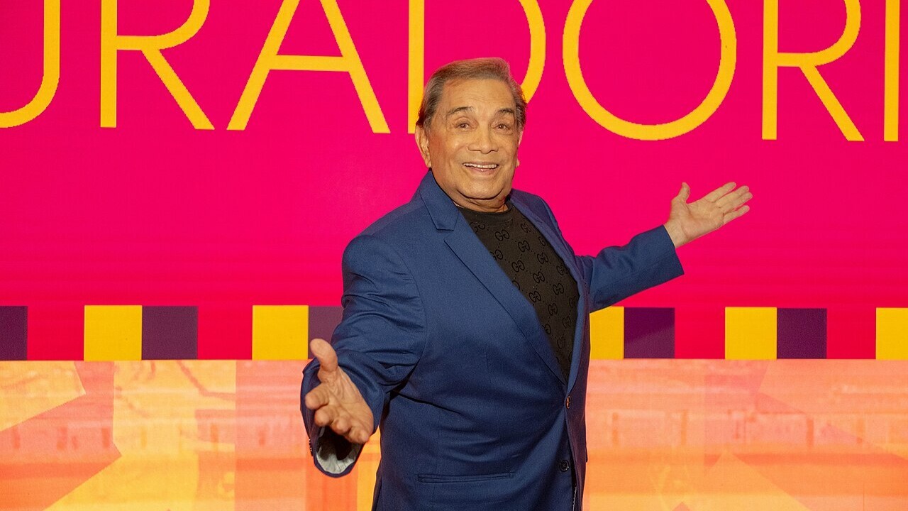 Dedé Santana, cujo nome de batismo é Manfried Sant'Anna, pertence à oitava geração de uma tradicional família circense. O pai, Oscar, era palhaço, e a mãe, Ondina, era contorcionista. Na infância, viajou com o circo da família pelo interior do país antes de iniciar a carreira nos palcos.
