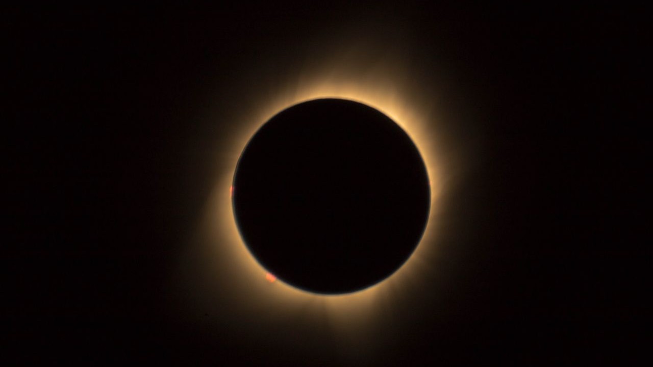 A faixa de totalidade atravessará a Groenlândia, Islândia, Espanha, Rússia e uma pequena área de Portugal. Em outras regiões do planeta, o eclipse será visível apenas de forma parcial. Essa condição abrange grande parte da Europa, da África e da América do Norte, além de trechos dos oceanos Atlântico, Ártico e Pacífico.
