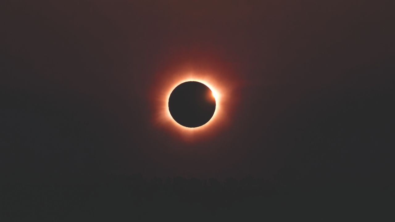 Um eclipse solar total ocorrerá em 12 de agosto de 2026 e poderá ser observado em sua totalidade na Groenlândia, na Islândia, na Espanha, na Rússia e em uma pequena área de Portugal. A informação consta em registros astronômicos citados por plataformas de observação como Time and Date e The Sky Live.  
 -  (crédito: Pexels / Gleive Marcio Rodrigues de Souza)