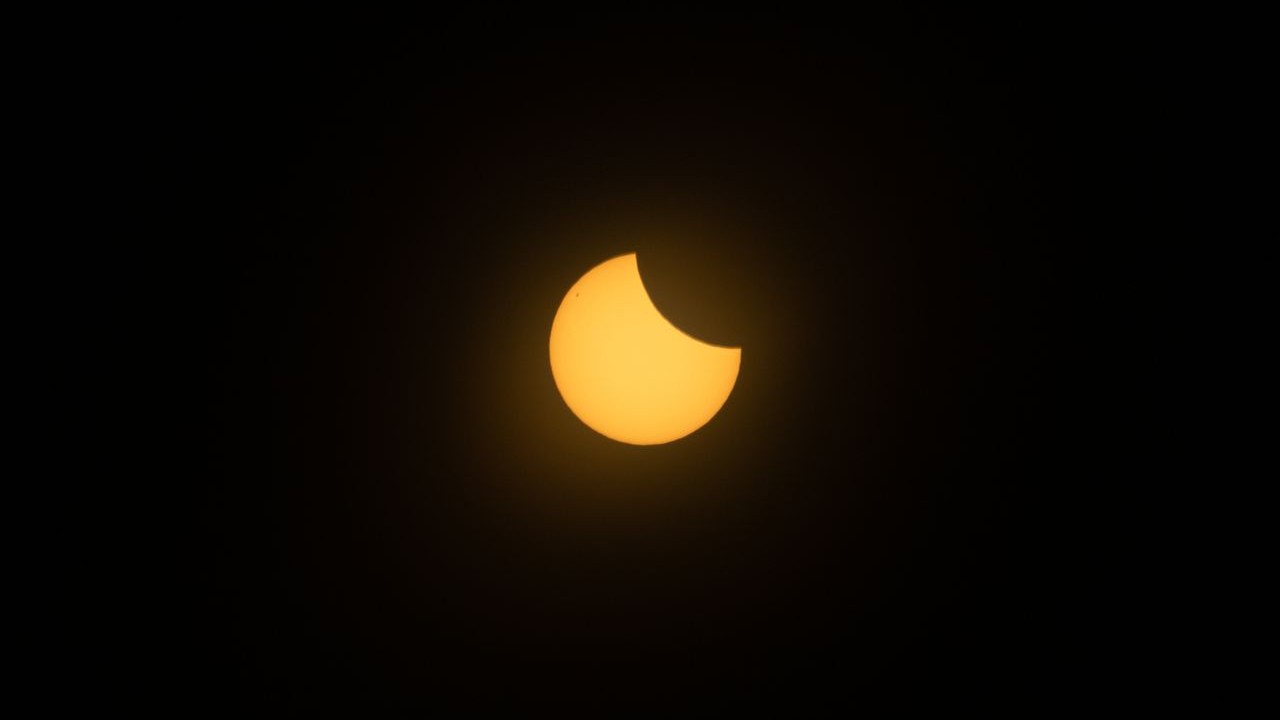 Madri e Barcelona, na Espanha, Paris, na França, Londres, no Reino Unido, e Berlim, na Alemanha, estão entre as cidades onde o fenômeno terá visibilidade reduzida. Nesses pontos, a Lua encobrirá apenas parte do disco solar. Assim, estima-se que cerca de 980 milhões de pessoas poderão observar ao menos parte do eclipse solar.
