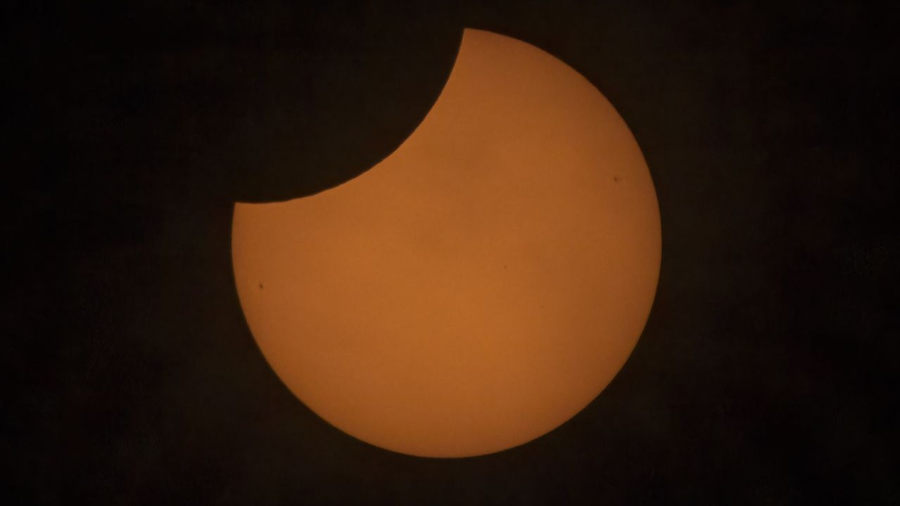 O site Time and Date detalhou a linha do tempo global do eclipse com base no deslocamento da sombra lunar pela Terra. O eclipse parcial terá início às 15h34min15s UTC, seguido pelo início do eclipse total às 16h58min09s UTC. O momento de eclipse máximo ocorrerá às 17h46min06s UTC. A fase de totalidade se encerrará em seu último ponto de observação às 18h34min07s UTC, enquanto o eclipse parcial terminará em todo o planeta às 19h57min57s UTC. 
