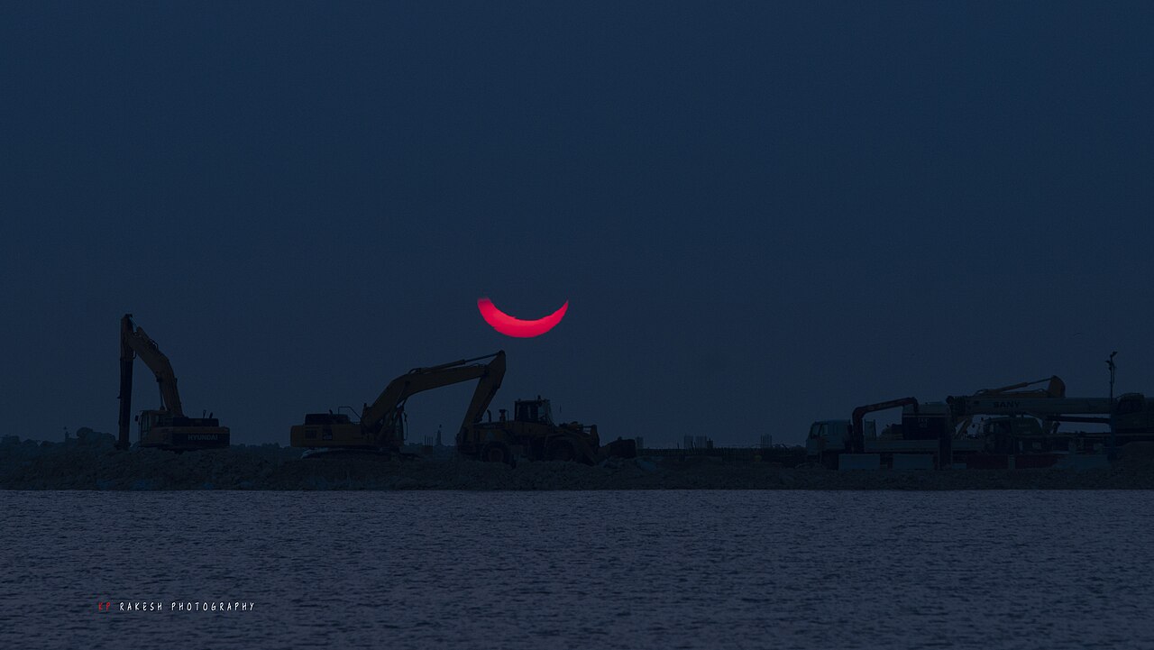 Entre as cidades onde a totalidade poderá ser observada estão Reiquiavique, na Islândia; Nuuk, na Groenlândia; e Oviedo, Bilbao e A Coruña, na Espanha. Nesses locais, o Sol ficará completamente encoberto pela Lua durante o período de totalidade. Em outras capitais e centros urbanos europeus, o eclipse será percebido apenas de forma parcial. 
