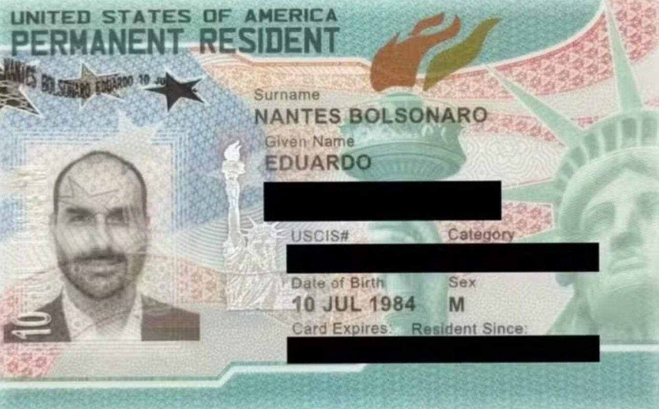 Conhecido oficialmente como Cartão de Residente Permanente, o green card é o documento que autoriza um estrangeiro a morar e trabalhar legalmente nos Estados Unidos por prazo indeterminado. Embora o nome faça referência à cor do cartão, o documento já passou por diferentes formatos ao longo da história. Atualmente, ele é emitido pelo governo americano como prova da condição de residente permanente legal. Seu portador deve cumprir as exigências previstas na legislação migratória do país.
