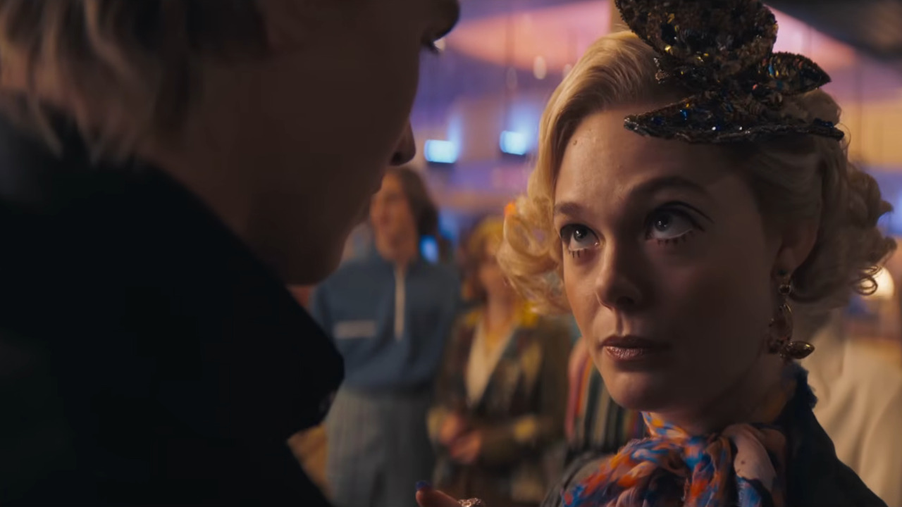 Joseph Zada, que interpreta o jovem Haymitch, contou que buscou honrar o legado de Woody Harrelson, responsável por dar vida ao personagem nos filmes originais. Já Elle Fanning, que dará vida à jovem Effie Trinket, revelou que ela e Zada se inspiraram na dinâmica entre Harrelson e Elizabeth Banks para construir a relação entre os personagens. Ainda fazem parte do elenco nomes como Glenn Close, Jesse Plemons, Kieran Culkin e Ralph Fiennes.
