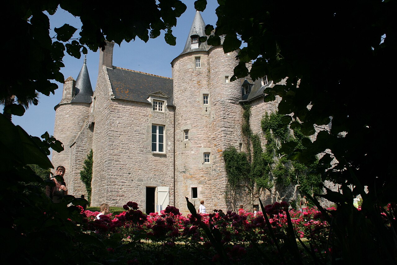 Trata-se do Castelo de Bienassis, que continua habitado pelos descendentes dos Huguet e preserva séculos de história em meio às muralhas, torres e jardins que atravessaram diferentes períodos da Europa. A propriedade pertence à mesma família há quase 150 anos e reúne objetos trazidos de vários países por um antigo proprietário que trabalhou como navegador. -  (crédito: Wikimedia Commons/Harrie Gielen)