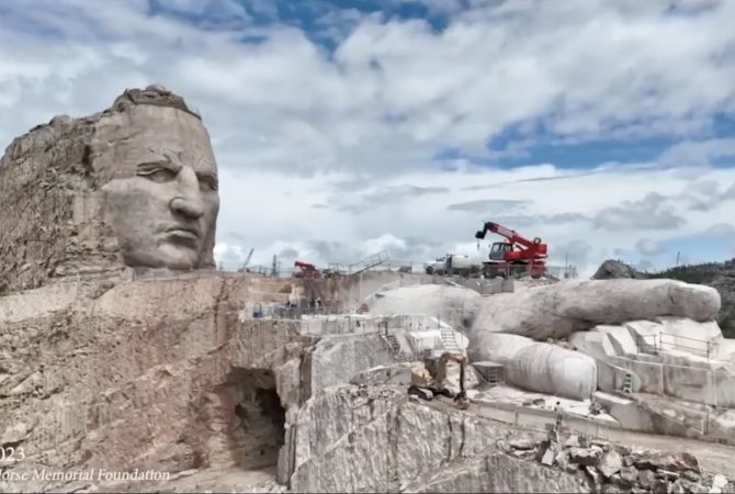 Homenagem a indígena: maior escultura em montanha do mundo está sendo esculpida desde os anos 1940 nos Estados Unidos