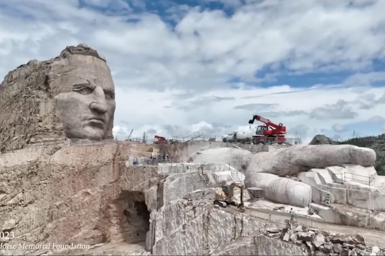 Escultura em montanha de Dakota do Sul homenageia líder indígena Cavalo Louco – Reprodução/YouTube