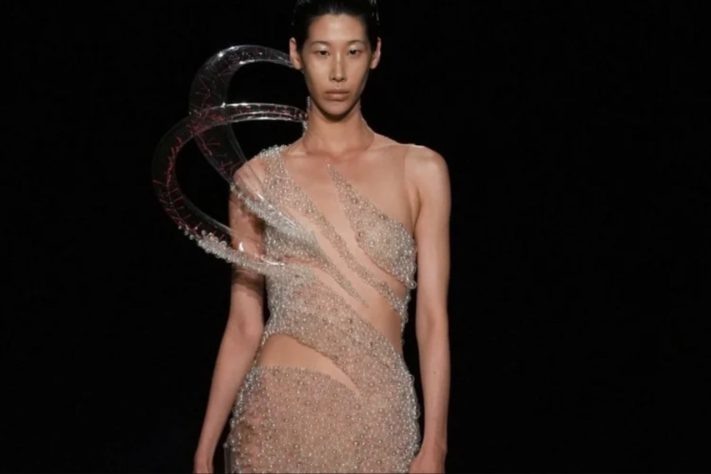 Estilista holandesa Iris van Herpen apresenta vestido de plasma, material presente nas estrelas – Divulgação