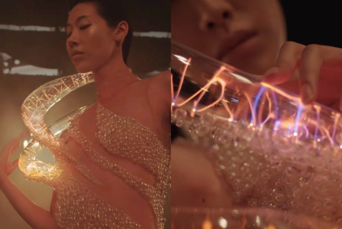 Conhecida pela inovação, estilista holandesa Iris van Herpen apresenta vestido de plasma que reage ao toque humano