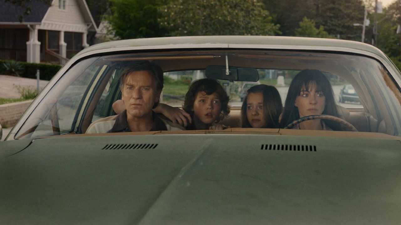 De acordo com a sinopse oficial do filme, a história se passa nos anos 1980 e acompanha o casal Denise, personagem de Hathaway, e Greg, personagem de McGregor, que enfrenta uma crise no relacionamento enquanto gerencia a rotina familiar com os dois filhos adolescentes. 
